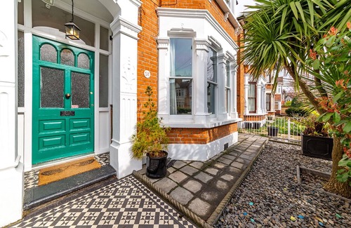 Redbridge House | Gorgeous 4 bed/3 bath family home, green/quiet East London, 20 mins to downtown