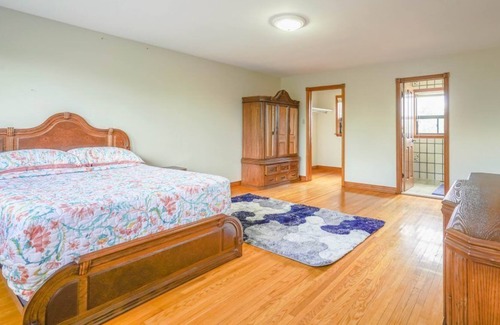 Brampton House | Gorgeous 4 bed room with huge lot and Sauna Bath