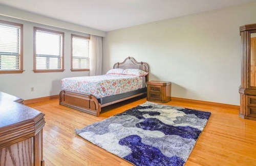 Brampton House | Gorgeous 4 bed room with huge lot and Sauna Bath