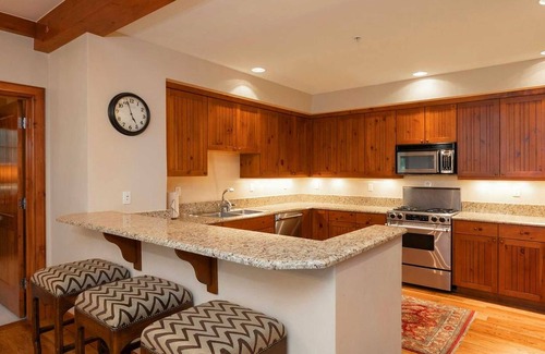 Avon Condo | Gorgeous 4 bedroom ski-in/out condominium, immaculate interior!