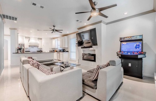 Dallas House | Gorgeous 4 Bedroom Near Uptown/Downtown/Deep Ellum, Arcade, Games, 75" TV, BBQ
