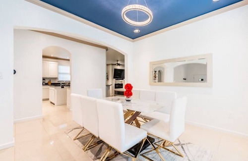 Dallas House | Gorgeous 4 Bedroom Near Uptown/Downtown/Deep Ellum, Arcade, Games, 75" TV, BBQ