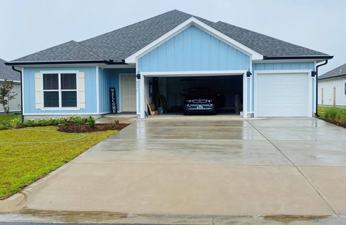 Gulf Breeze House | Gorgeous 4 Bedroom 3 Bathroom Home close to the Navarre Beach, Community Pool