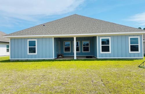 Gulf Breeze House | Gorgeous 4 Bedroom 3 Bathroom Home close to the Navarre Beach, Community Pool