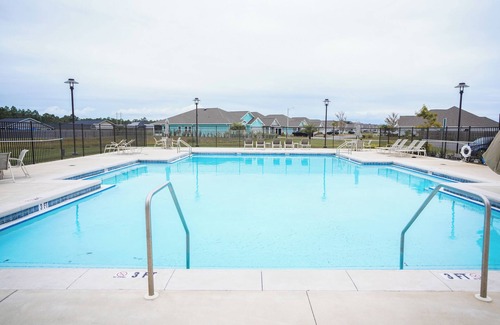 Gulf Breeze House | Gorgeous 4 Bedroom 3 Bathroom Home close to the Navarre Beach, Community Pool