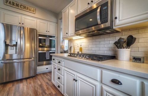Windsor House | Gorgeous 4 bedroom w/hot tub in Windsor