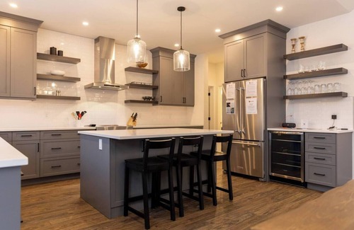 East Kootenay Ski Chalet | Gorgeous 4 Bedroom with Hot Tub. A/C