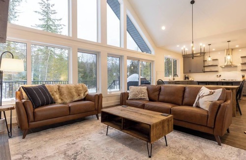 East Kootenay Ski Chalet | Gorgeous 4 Bedroom with Hot Tub. A/C
