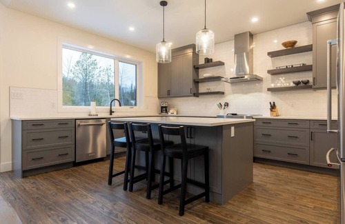 East Kootenay Ski Chalet | Gorgeous 4 Bedroom with Hot Tub. A/C