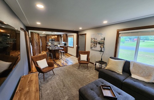 Hudson House | Gorgeous 5 bed Remodel near Downtown Hudson for Groups!