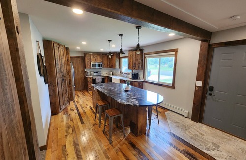 Hudson House | Gorgeous 5 bed Remodel near Downtown Hudson for Groups!