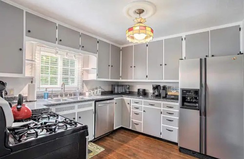 Battle Creek House | Gorgeous 5 bedroom Historic Home in Battle Creek