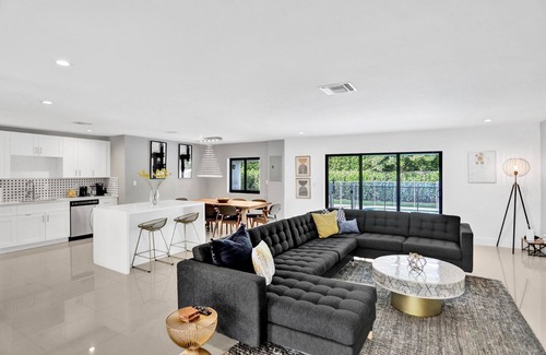 North Miami Beach House | Gorgeous 5BR Villa +Heated Pool!
