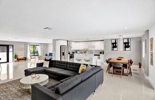 North Miami Beach House | Gorgeous 5BR Villa +Heated Pool!
