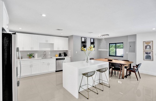 North Miami Beach House | Gorgeous 5BR Villa +Heated Pool!