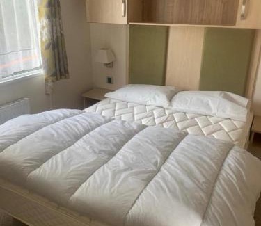 Harwich Other | Gorgeous 6 Berth Caravan With Decking Area, Dovercourt Holiday Park Ref 44510A