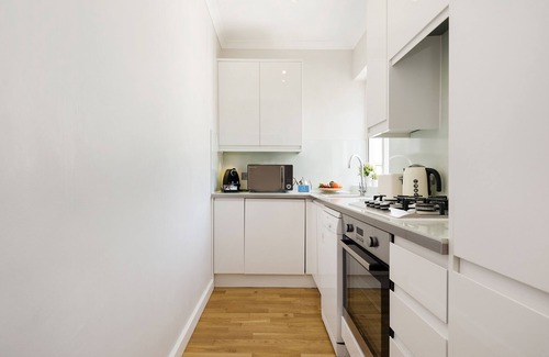 Redcliffe Apartment | Gorgeous and bright one bedroom in trendy Chelsea