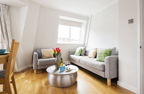 Redcliffe Apartment | Gorgeous and bright one bedroom in trendy Chelsea