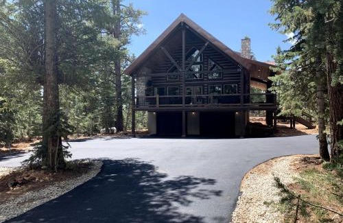 Duck Creek Village House | Gorgeous and Fully Equipped Cabin with Hot Tub in Duck Creek Village, Perfect for a Family Holiday in the Mountains