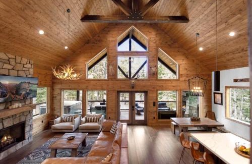 Duck Creek Village House | Gorgeous and Fully Equipped Cabin with Hot Tub in Duck Creek Village, Perfect for a Family Holiday in the Mountains