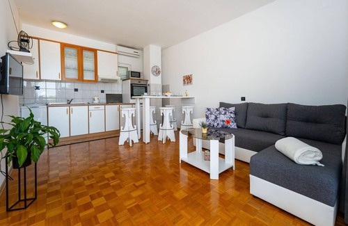 Galovac Apartment | Gorgeous apartment in Galovac with WiFi