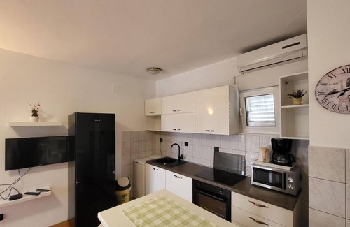 Galovac Apartment | Gorgeous apartment in Galovac with WiFi