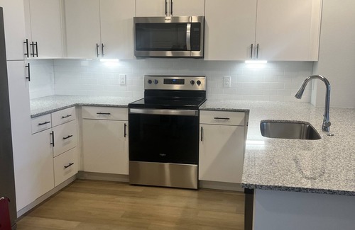 Glendale Apartment | Gorgeous apartment with private bed and bath- heated pool and gym