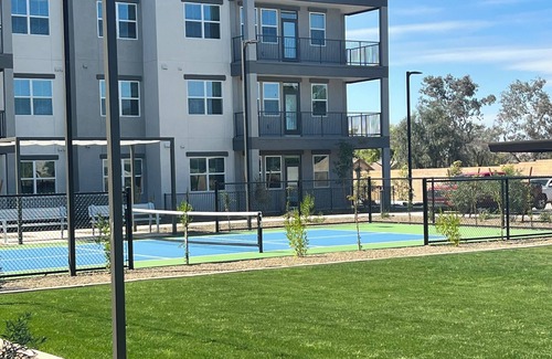 Glendale Apartment | Gorgeous apartment with private bed and bath- heated pool and gym