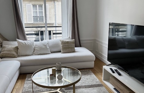 Ternes Apartment | Gorgeous Appartement close champs Élysée