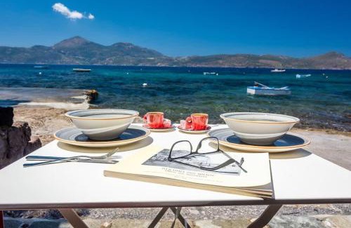 Tripiti House | Gorgeous Apt in front of the Sea at Klima Milos