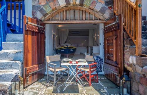 Tripiti House | Gorgeous Apt in front of the Sea at Klima Milos