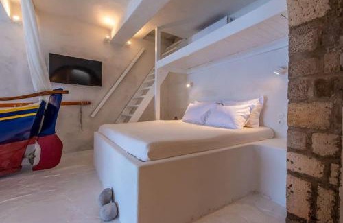 Tripiti House | Gorgeous Apt in front of the Sea at Klima Milos