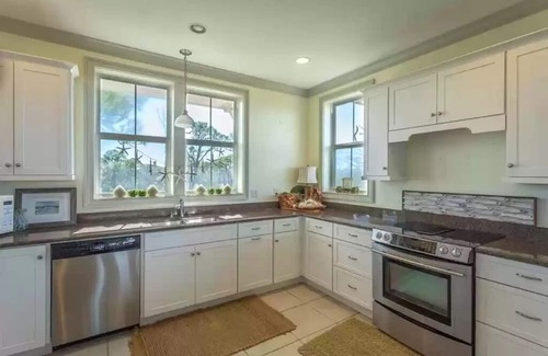 Plantation House | * Gorgeous Bay Views, 2 Incredible Community Pools, Pet Friendly, Sleeps 10 *