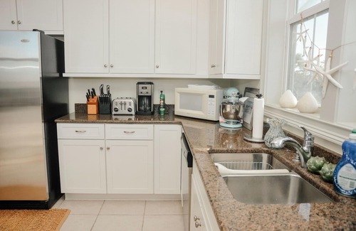 Plantation House | * Gorgeous Bay Views, 2 Incredible Community Pools, Pet Friendly, Sleeps 10 *