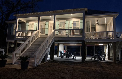 Long Beach House | Gorgeous beach home with a salt water pool. Perfect for a summer vacation!