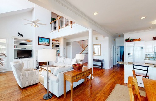 Isle of Palms House | Gorgeous beachfront home with stunning ocean views - walk into town