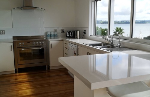 Auckland House | Gorgeous beachfront Kiwi Bach!