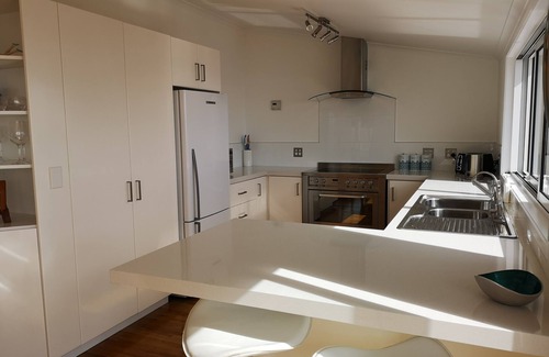 Auckland House | Gorgeous beachfront Kiwi Bach!