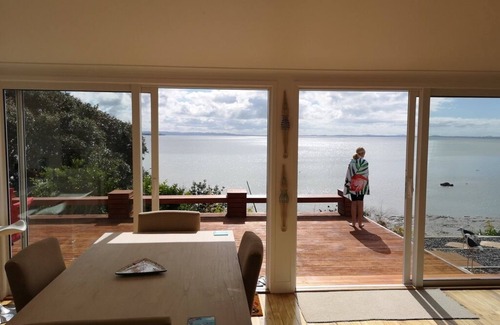 Auckland House | Gorgeous beachfront Kiwi Bach!
