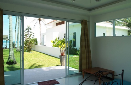 Thong Krut Villa | Gorgeous Beachfront 2 bedroom Bungalow