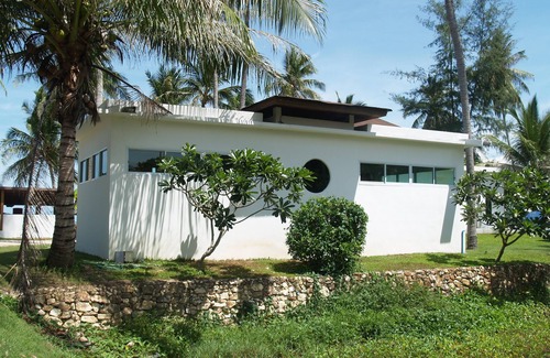 Thong Krut Villa | Gorgeous Beachfront 2 bedroom Bungalow