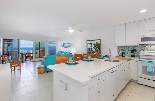 Kailua-Kona Condo | Gorgeous! Beautifully renovated DIRECT OCEAN FRONT condo. A must see!