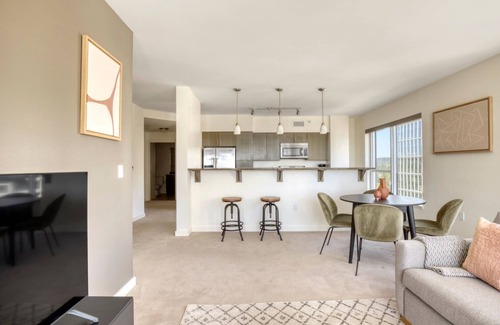 Northwest Bellevue Apartment | Gorgeous Bellevue 2BR w/Roof, Gym & Pets, nr Local Dining, by Blueground