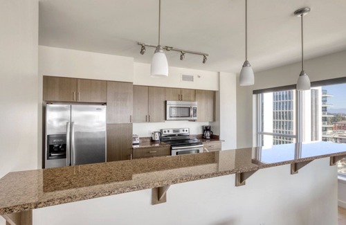 Northwest Bellevue Apartment | Gorgeous Bellevue 2BR w/Roof, Gym & Pets, nr Local Dining, by Blueground