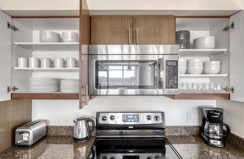 Northwest Bellevue Apartment | Gorgeous Bellevue 2BR w/Roof, Gym & Pets, nr Local Dining, by Blueground