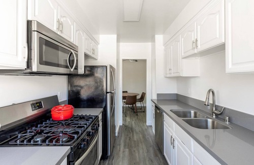 Sawtelle Apartment | Gorgeous Brentwood 1BR w/Pool, nr. UCLA & Whole Foods by Blueground