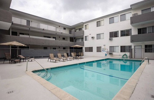 Sawtelle Apartment | Gorgeous Brentwood 1BR w/Pool, nr. UCLA & Whole Foods by Blueground