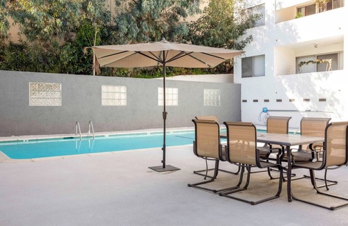 Sawtelle Apartment | Gorgeous Brentwood 1BR w/Pool, nr. UCLA & Whole Foods by Blueground