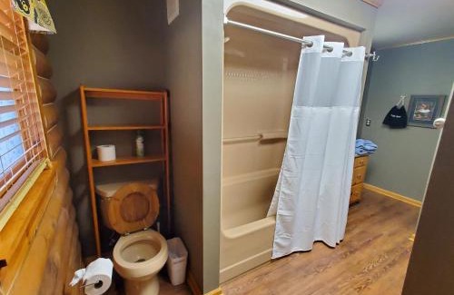 Anderson Villa | Gorgeous Cabin by Lake with Waterview and walking access