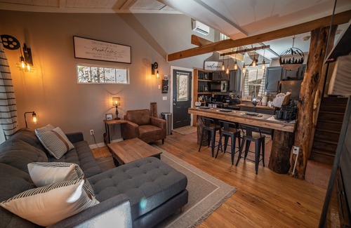 Bryson City Cabin | Gorgeous Cabin only 5 Minutes to Downtown &GSMRR! Hot Tub & Fire Pit